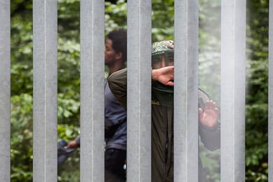 Мигранты у пограничного забора на беларусско-польской границе, в Беловежском лесу, Польша, 3 июня 2024 года. Фото: Reuters
